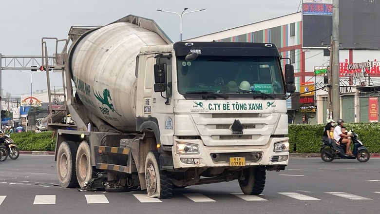 TP.HCM: Nữ tài xế xe ôm công nghệ bị xe bồn cán tử vong thương tâm- Ảnh 1. TP.HCM: Nữ tài xế xe ôm công nghệ bị xe bồn cán tử vong thương tâm- Ảnh 1.