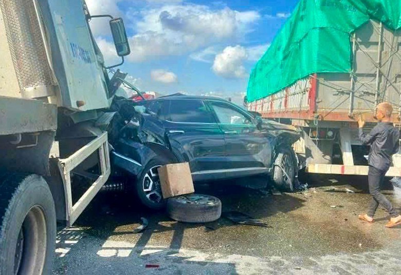 Chiếc xe &ocirc; t&ocirc; con bẹp d&uacute;m sau khi bị xe đầu k&eacute;o đ&acirc;m theo kiểu dồn toa.