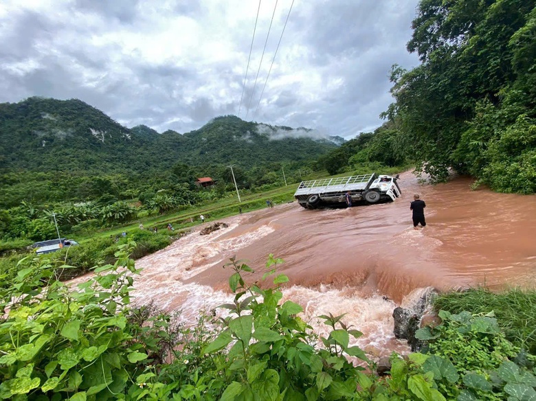 Mưa lũ, sạt lở đất khiến giao th&ocirc;ng v&ugrave;ng bi&ecirc;n giới Nghệ An bị chia cắt- Ảnh 3.