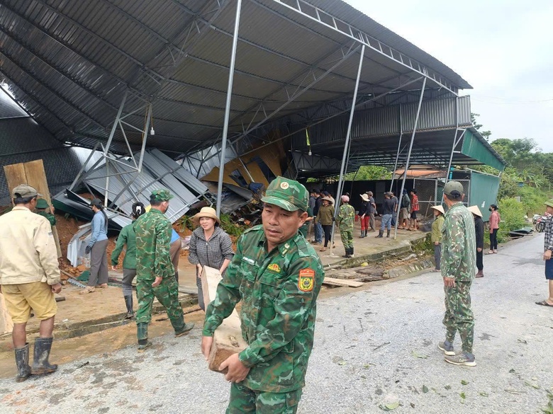 Mưa lũ, sạt lở đất khiến giao th&ocirc;ng v&ugrave;ng bi&ecirc;n giới Nghệ An bị chia cắt- Ảnh 4.
