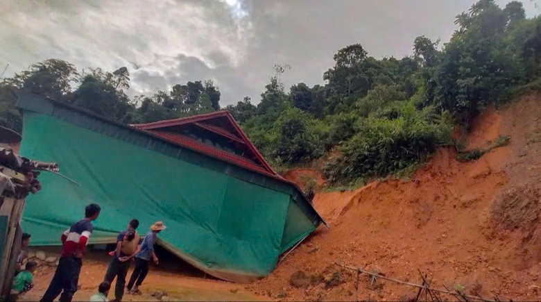 Mưa lũ, sạt lở đất khiến giao th&ocirc;ng v&ugrave;ng bi&ecirc;n giới Nghệ An bị chia cắt- Ảnh 1.