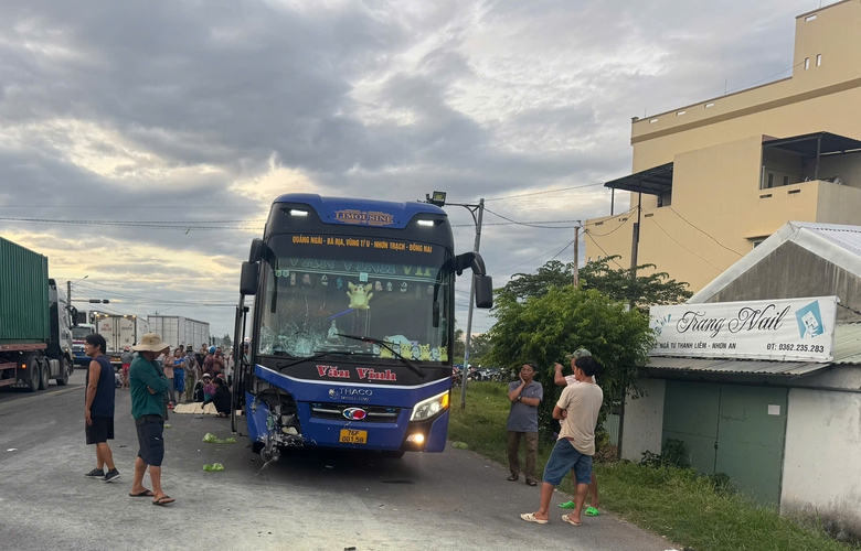 Xe m&aacute;y ch&aacute;y rụi sau va chạm với xe kh&aacute;ch, 2 người tử vong- Ảnh 5.