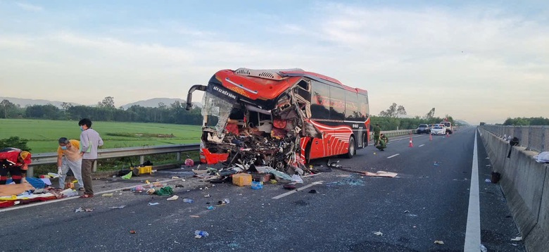 Khởi tố tài xế xe container vụ tai nạn 2 người tử vong trên cao tốc Đà Nẵng - Quảng Ngãi- Ảnh 2. Khởi tố tài xế xe container vụ tai nạn 2 người tử vong trên cao tốc Đà Nẵng - Quảng Ngãi- Ảnh 2.