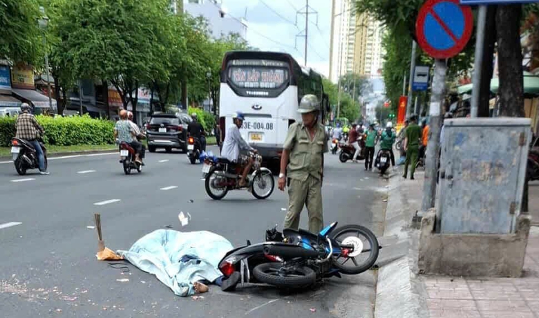 Va chạm với xe khách, người đàn ông tử vong thương tâm - Ảnh 1. Va chạm với xe khách, người đàn ông tử vong thương tâm - Ảnh 1.