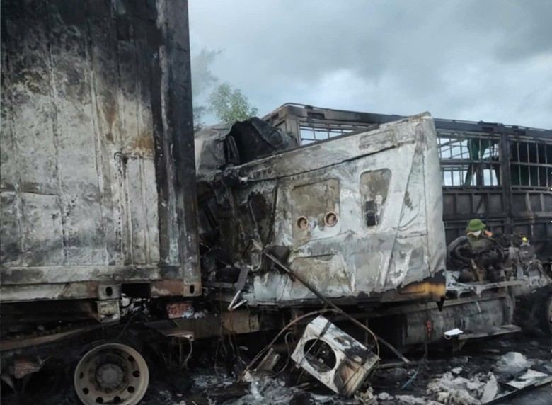 Xe đầu k&eacute;o t&ocirc;ng xe tải, cả 2 xe bốc ch&aacute;y, một t&agrave;i xế tử vong- Ảnh 3.