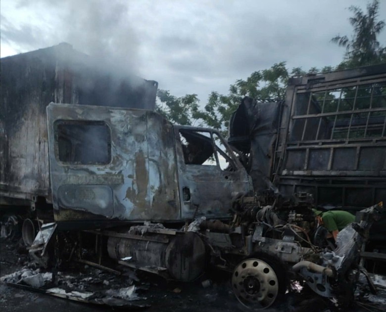 Xe đầu k&eacute;o t&ocirc;ng xe tải, cả 2 xe bốc ch&aacute;y, một t&agrave;i xế tử vong- Ảnh 4.