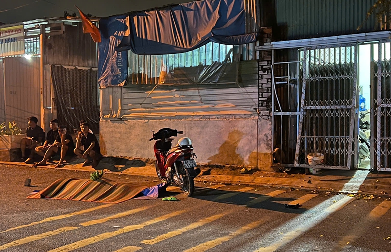 Xe m&aacute;y t&ocirc;ng v&agrave;o nh&agrave; d&acirc;n, một thanh ni&ecirc;n tử vong tại chỗ- Ảnh 1.