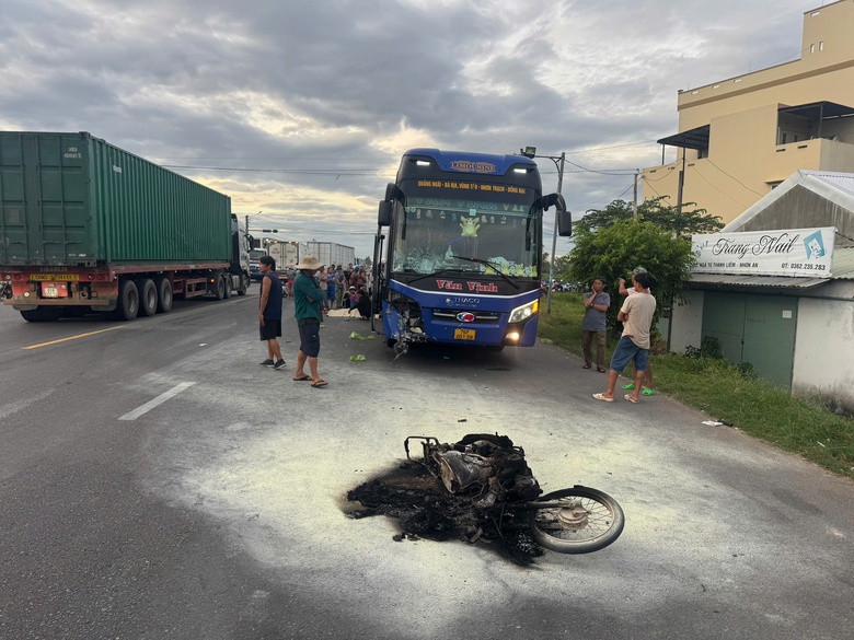 Xe m&aacute;y ch&aacute;y rụi sau va chạm với xe kh&aacute;ch, 2 người tử vong- Ảnh 1.