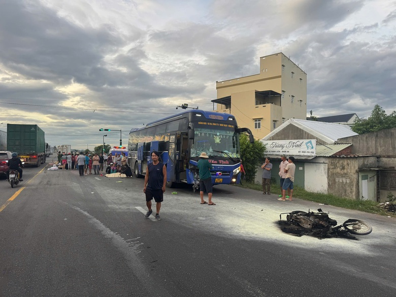 Xe m&aacute;y ch&aacute;y rụi sau va chạm với xe kh&aacute;ch, 2 người tử vong- Ảnh 3.