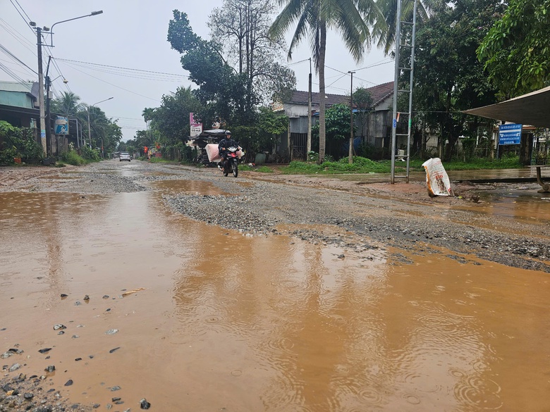 Gia Lai: Đường tỉnh xuống cấp nghiêm trọng, người dân bất an vì tai nạn rình rập- Ảnh 3. Gia Lai: Đường tỉnh xuống cấp nghiêm trọng, người dân bất an vì tai nạn rình rập- Ảnh 3.