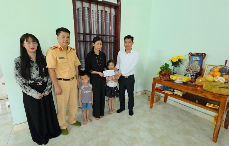 B&aacute;o X&acirc;y dựng thăm hỏi gia đ&igrave;nh thiếu t&aacute; H&agrave; Văn Minh hy sinh khi l&agrave;m nhiệm vụ ở Lai Ch&acirc;u- Ảnh 1.