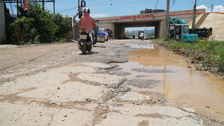Gia Lai: Đường tỉnh xuống cấp nghiêm trọng, người dân bất an vì tai nạn rình rập- Ảnh 4. Gia Lai: Đường tỉnh xuống cấp nghiêm trọng, người dân bất an vì tai nạn rình rập- Ảnh 4.