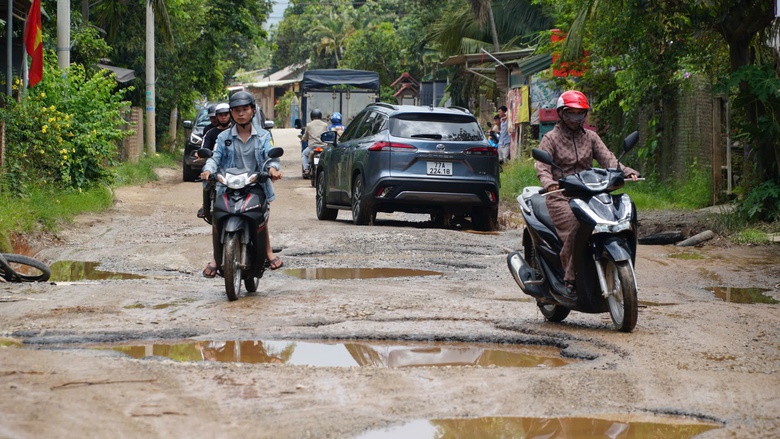 Gia Lai: Đường tỉnh xuống cấp nghiêm trọng, người dân bất an vì tai nạn rình rập- Ảnh 1. Gia Lai: Đường tỉnh xuống cấp nghiêm trọng, người dân bất an vì tai nạn rình rập- Ảnh 1.