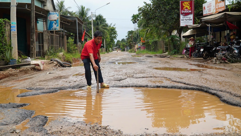 Gia Lai: Đường tỉnh xuống cấp nghiêm trọng, người dân bất an vì tai nạn rình rập- Ảnh 2. Gia Lai: Đường tỉnh xuống cấp nghiêm trọng, người dân bất an vì tai nạn rình rập- Ảnh 2.