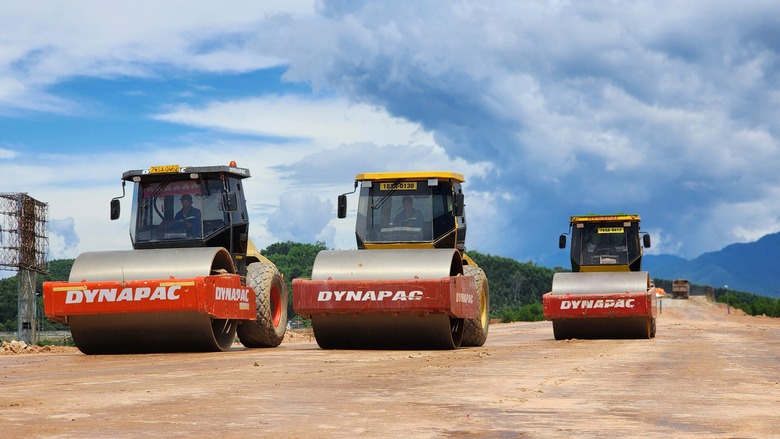 Tăng tốc đắp nền, nỗ lực đưa n&uacute;t giao Tr&igrave; B&igrave;nh tr&ecirc;n cao tốc Đ&agrave; Nẵng - Quảng Ng&atilde;i về đ&iacute;ch- Ảnh 1.