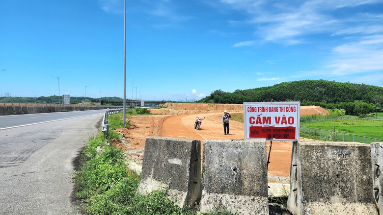 Tăng tốc đắp nền, nỗ lực đưa n&uacute;t giao Tr&igrave; B&igrave;nh tr&ecirc;n cao tốc Đ&agrave; Nẵng - Quảng Ng&atilde;i về đ&iacute;ch- Ảnh 12.
