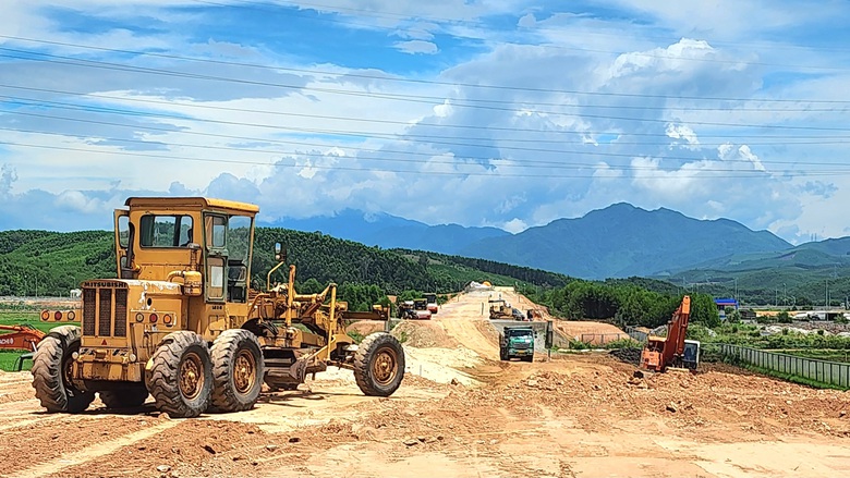 Tăng tốc đắp nền, nỗ lực đưa n&uacute;t giao Tr&igrave; B&igrave;nh tr&ecirc;n cao tốc Đ&agrave; Nẵng - Quảng Ng&atilde;i về đ&iacute;ch- Ảnh 11.