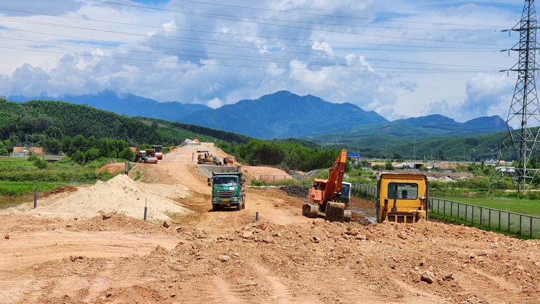 Tăng tốc đắp nền, nỗ lực đưa n&uacute;t giao Tr&igrave; B&igrave;nh tr&ecirc;n cao tốc Đ&agrave; Nẵng - Quảng Ng&atilde;i về đ&iacute;ch- Ảnh 2.