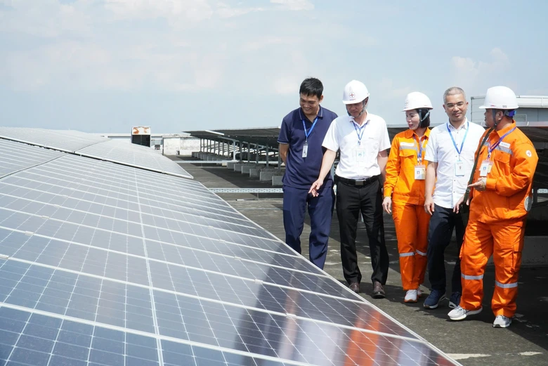 Điện lực miền Bắc vận động lắp điện mặt trời mái nhà: Giảm tiền điện, chia sẻ với hàng xóm- Ảnh 3. Điện lực miền Bắc vận động lắp điện mặt trời mái nhà: Giảm tiền điện, chia sẻ với hàng xóm- Ảnh 3.