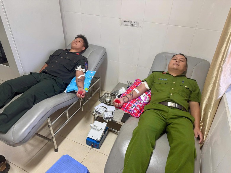 C&aacute;n bộ chiến sĩ c&ocirc;ng an Tuy&ecirc;n Quang kịp thời hiến m&aacute;u cứu người d&acirc;n qua cơn nguy kịch- Ảnh 1.