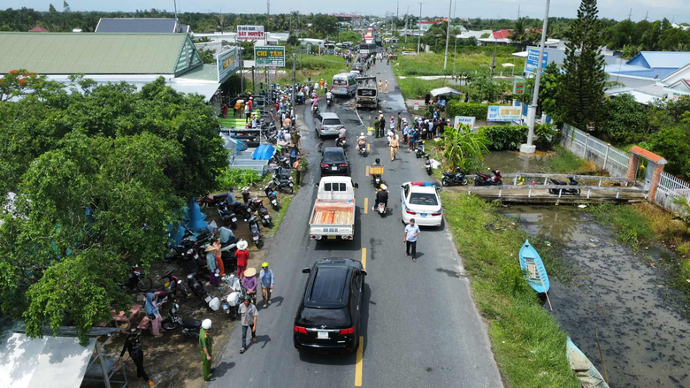 Xe tải va chạm xe m&aacute;y tr&ecirc;n quốc lộ 1 qua C&agrave; Mau, 2 người tử vong tại chỗ- Ảnh 1.