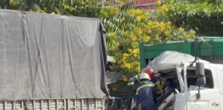 Xe r&aacute;c t&ocirc;ng xe tải đang đỗ, phụ xe mắc kẹt trong cabin, tử vong thương t&acirc;m- Ảnh 1.