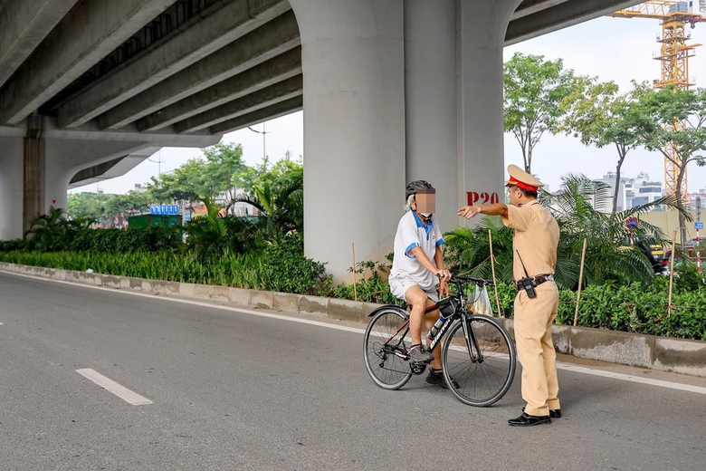CSGT nhắc nhở h&agrave;ng trăm xe vi phạm tr&ecirc;n đường Phạm Văn Đồng sau ph&acirc;n l&agrave;n cứng- Ảnh 5.