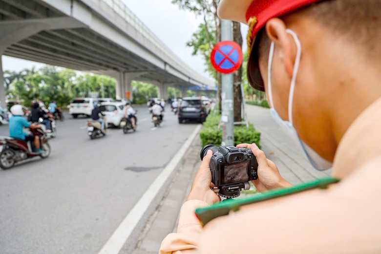 CSGT nhắc nhở h&agrave;ng trăm xe vi phạm tr&ecirc;n đường Phạm Văn Đồng sau ph&acirc;n l&agrave;n cứng- Ảnh 2.