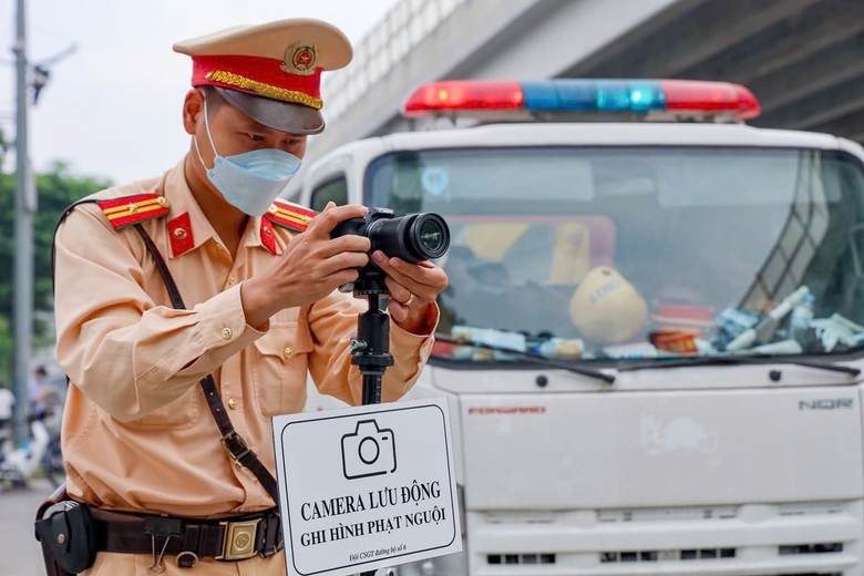 CSGT nhắc nhở h&agrave;ng trăm xe vi phạm tr&ecirc;n đường Phạm Văn Đồng sau ph&acirc;n l&agrave;n cứng- Ảnh 3.