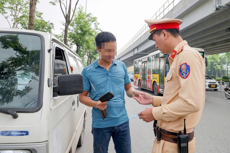CSGT nhắc nhở h&agrave;ng trăm xe vi phạm tr&ecirc;n đường Phạm Văn Đồng sau ph&acirc;n l&agrave;n cứng- Ảnh 4.