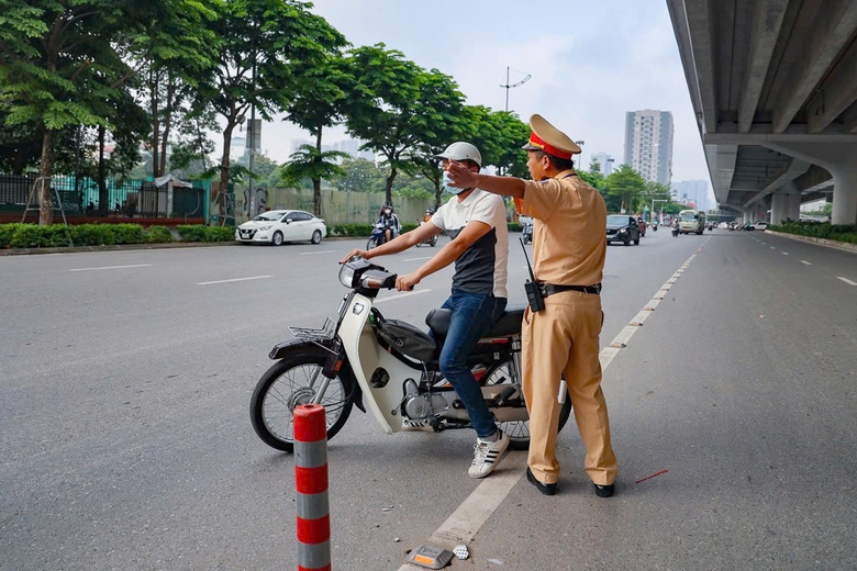 CSGT nhắc nhở h&agrave;ng trăm xe vi phạm tr&ecirc;n đường Phạm Văn Đồng sau ph&acirc;n l&agrave;n cứng- Ảnh 1.