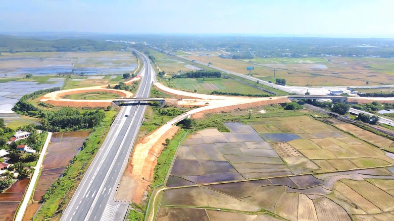 Tăng tốc đắp nền, nỗ lực đưa n&uacute;t giao Tr&igrave; B&igrave;nh tr&ecirc;n cao tốc Đ&agrave; Nẵng - Quảng Ng&atilde;i về đ&iacute;ch- Ảnh 4.