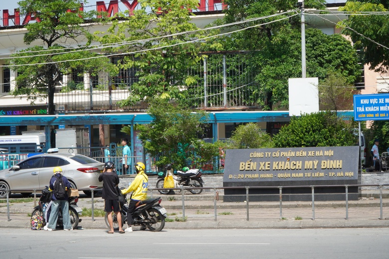 H&agrave; Nội: H&agrave;ng qu&aacute;n chiếm dụng vỉa h&egrave;, người đi bộ len lỏi giữa d&ograve;ng xe cộ- Ảnh 1.
