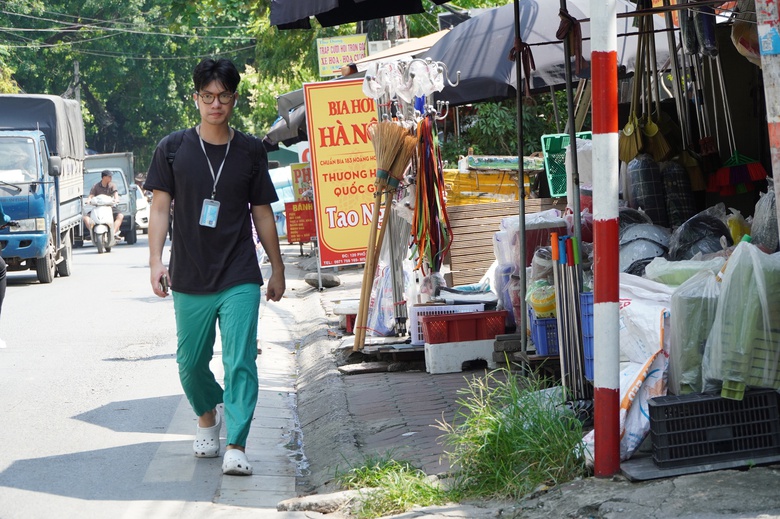H&agrave; Nội: H&agrave;ng qu&aacute;n chiếm dụng vỉa h&egrave;, người đi bộ len lỏi giữa d&ograve;ng xe cộ- Ảnh 10.