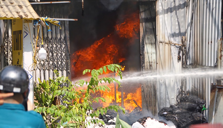 Ch&aacute;y lớn tại nh&agrave; kho chứa vải ở Đ&agrave; Nẵng- Ảnh 1.
