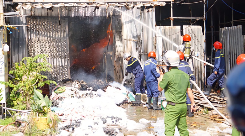 Ch&aacute;y lớn tại nh&agrave; kho chứa vải ở Đ&agrave; Nẵng- Ảnh 2.