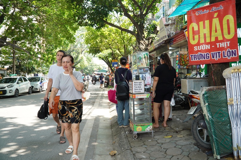 H&agrave; Nội: H&agrave;ng qu&aacute;n chiếm dụng vỉa h&egrave;, người đi bộ len lỏi giữa d&ograve;ng xe cộ- Ảnh 13.