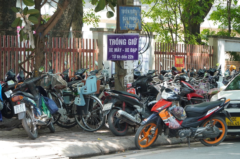 H&agrave; Nội: H&agrave;ng qu&aacute;n chiếm dụng vỉa h&egrave;, người đi bộ len lỏi giữa d&ograve;ng xe cộ- Ảnh 14.