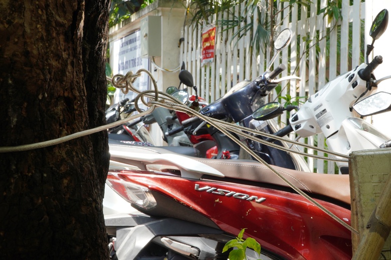 H&agrave; Nội: H&agrave;ng qu&aacute;n chiếm dụng vỉa h&egrave;, người đi bộ len lỏi giữa d&ograve;ng xe cộ- Ảnh 11.