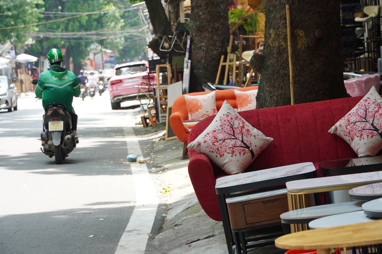 H&agrave; Nội: H&agrave;ng qu&aacute;n chiếm dụng vỉa h&egrave;, người đi bộ len lỏi giữa d&ograve;ng xe cộ- Ảnh 18.