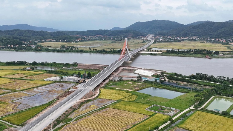 Cầu ngh&igrave;n tỷ đồng vượt s&ocirc;ng Thương, d&acirc;n hết cảnh qua s&ocirc;ng lụy ph&agrave;- Ảnh 14.