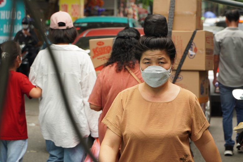 H&agrave; Nội: H&agrave;ng qu&aacute;n chiếm dụng vỉa h&egrave;, người đi bộ len lỏi giữa d&ograve;ng xe cộ- Ảnh 15.