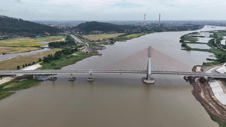 Cầu ngh&igrave;n tỷ đồng vượt s&ocirc;ng Thương, d&acirc;n hết cảnh qua s&ocirc;ng lụy ph&agrave;- Ảnh 15.