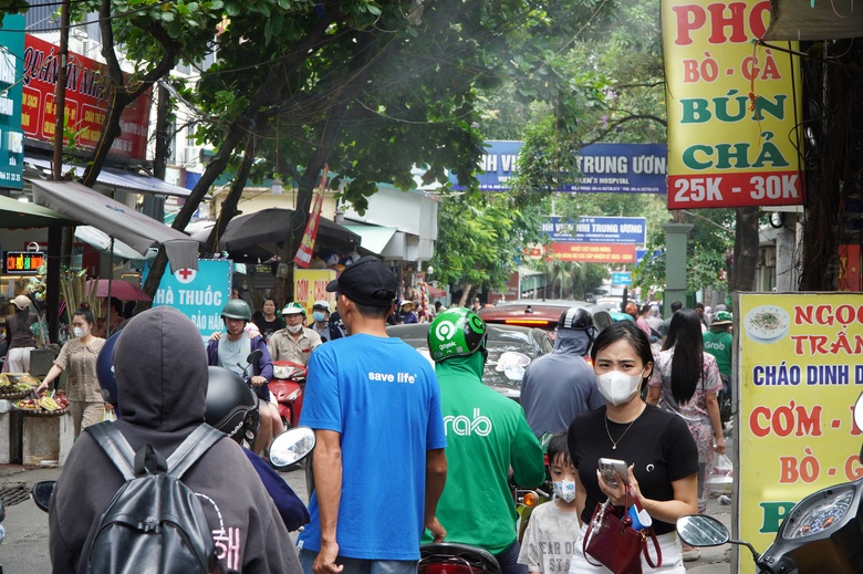 H&agrave; Nội: H&agrave;ng qu&aacute;n chiếm dụng vỉa h&egrave;, người đi bộ len lỏi giữa d&ograve;ng xe cộ- Ảnh 17.