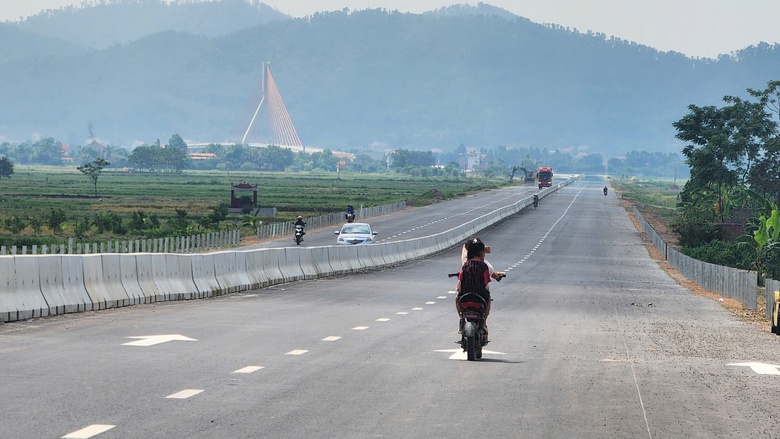 Cầu ngh&igrave;n tỷ đồng vượt s&ocirc;ng Thương, d&acirc;n hết cảnh qua s&ocirc;ng lụy ph&agrave;- Ảnh 2.