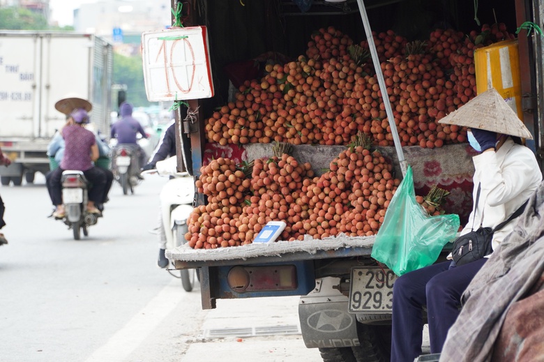 H&agrave; Nội: H&agrave;ng qu&aacute;n chiếm dụng vỉa h&egrave;, người đi bộ len lỏi giữa d&ograve;ng xe cộ- Ảnh 20.