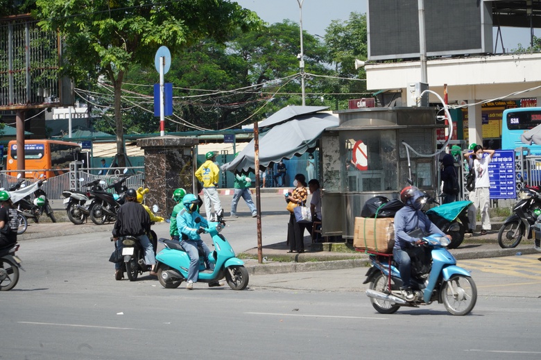 H&agrave; Nội: H&agrave;ng qu&aacute;n chiếm dụng vỉa h&egrave;, người đi bộ len lỏi giữa d&ograve;ng xe cộ- Ảnh 3.