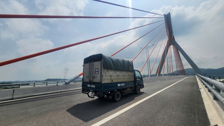 Cầu ngh&igrave;n tỷ đồng vượt s&ocirc;ng Thương, d&acirc;n hết cảnh qua s&ocirc;ng lụy ph&agrave;- Ảnh 5.