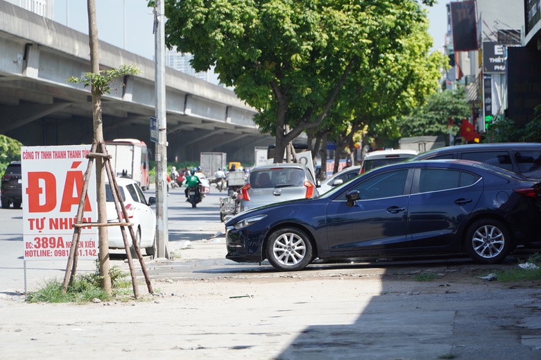 H&agrave; Nội: H&agrave;ng qu&aacute;n chiếm dụng vỉa h&egrave;, người đi bộ len lỏi giữa d&ograve;ng xe cộ- Ảnh 5.