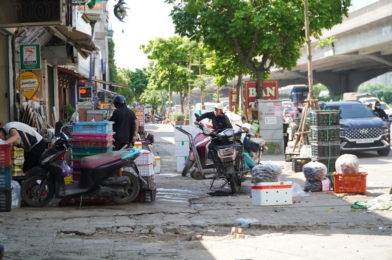 H&agrave; Nội: H&agrave;ng qu&aacute;n chiếm dụng vỉa h&egrave;, người đi bộ len lỏi giữa d&ograve;ng xe cộ- Ảnh 6.